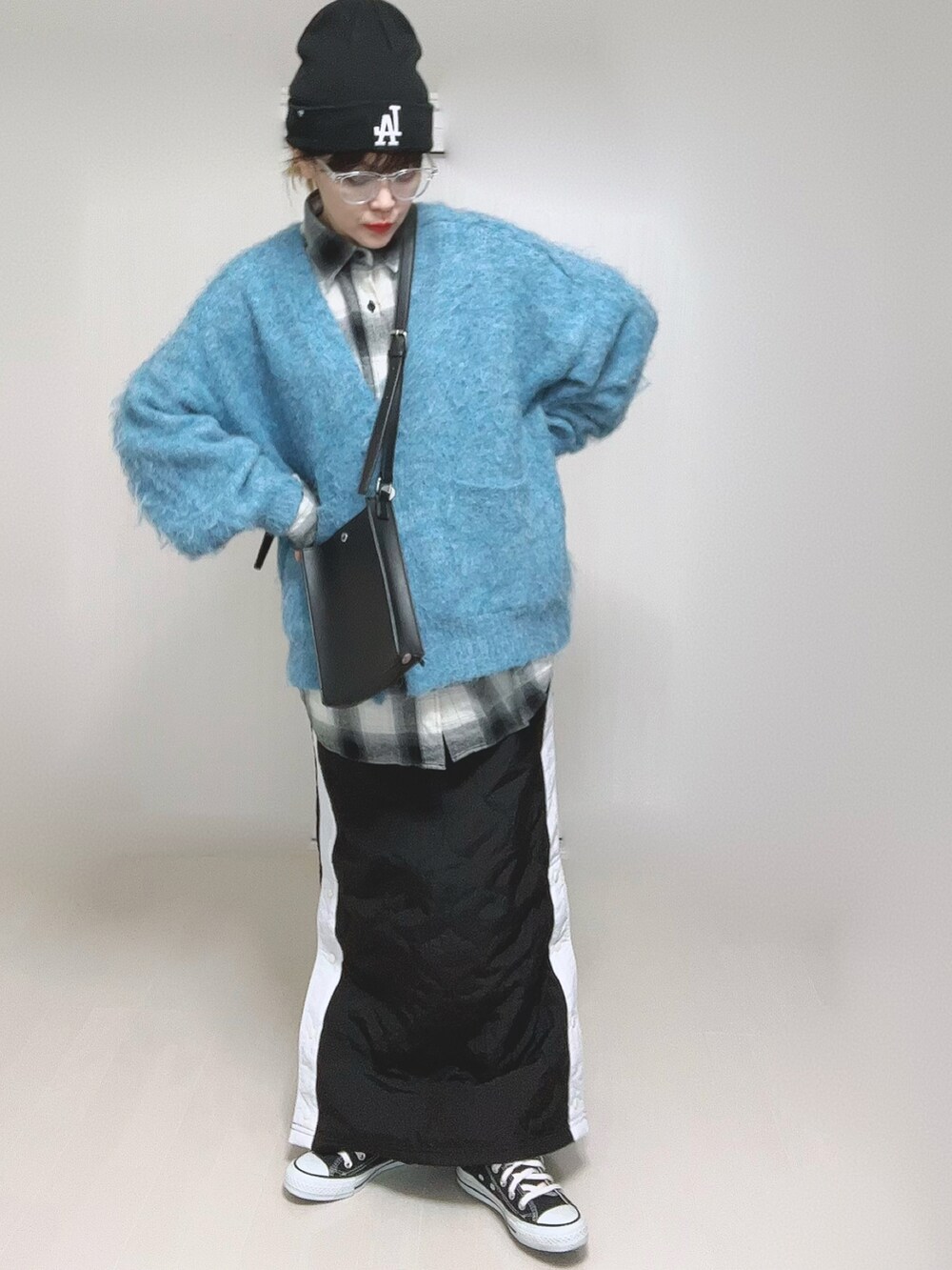 ホワイト系のシャツ/ブラウス、ブラック系のショルダーバッグ、ブラック系のスカートを着用したレディースの冬コーディネートの2枚目の写真