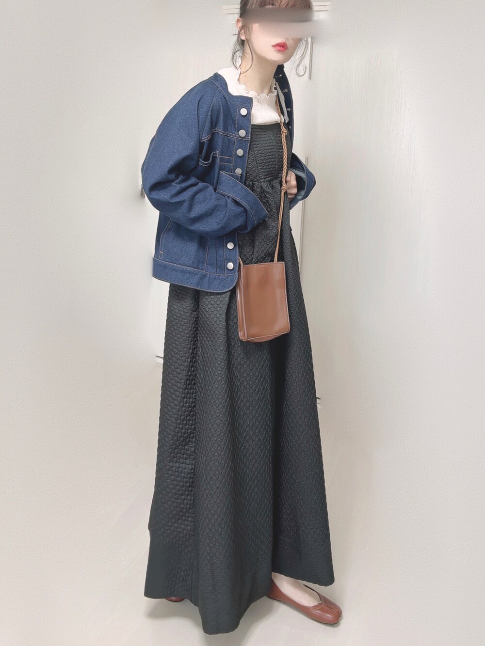 ブラック系のワンピース、ベージュ系のTシャツ/カットソー、ブラウン系のショルダーバッグを着用したレディースの春コーディネートの4枚目の写真