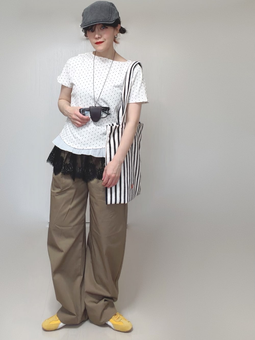 ブラック系のキャミソール、ホワイト系のトートバッグ、ホワイト系のTシャツ/カットソーを着用したレディースの夏コーディネートの5枚目の写真