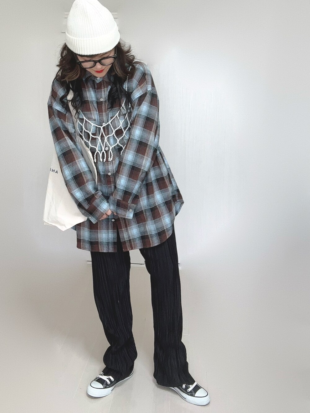 ブラウン系のシャツ/ブラウス、ホワイト系のベスト、ホワイト系のトートバッグを着用したレディースの秋コーディネートの2枚目の写真