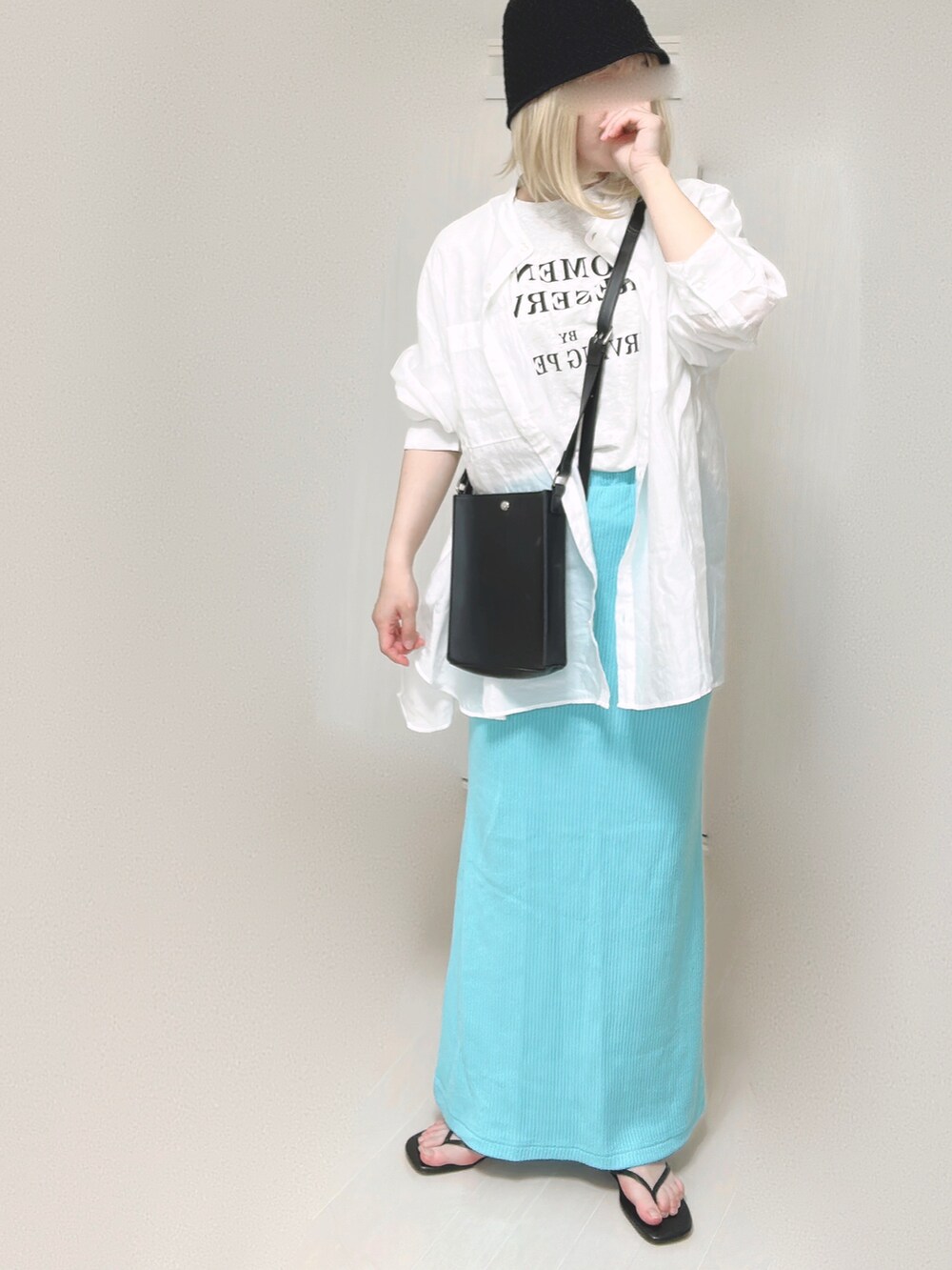 ホワイト系のシャツ/ブラウス、ブルー系のスカート、ブラック系のサンダルを着用したレディースの夏コーディネートの5枚目の写真