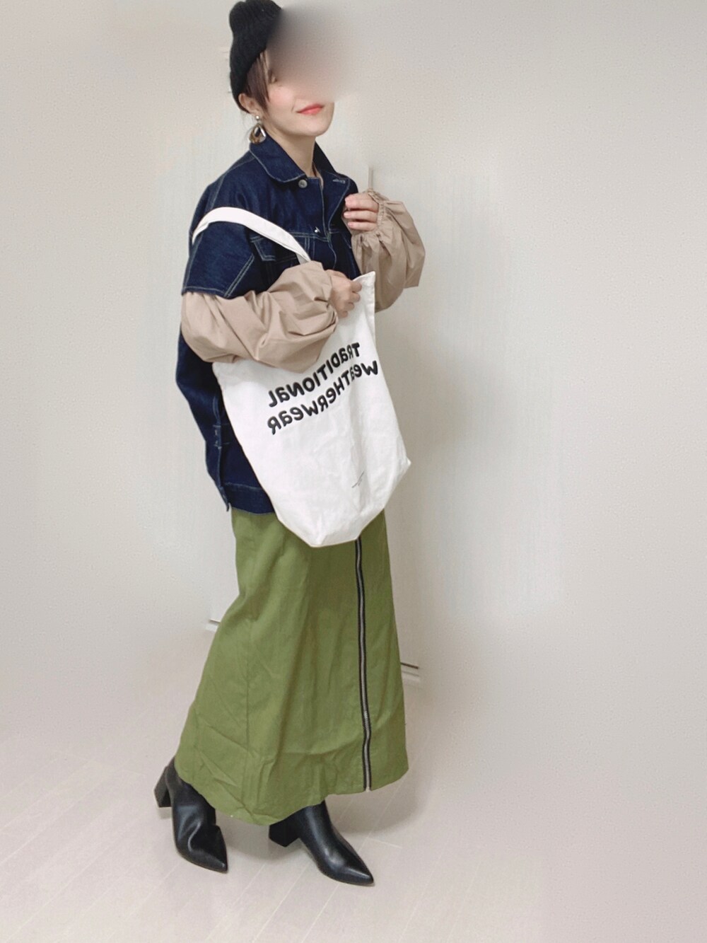 グリーン系のジャンパースカート、ブルー系のベスト、ベージュ系のシャツ/ブラウスを着用したレディースの秋コーディネートの4枚目の写真