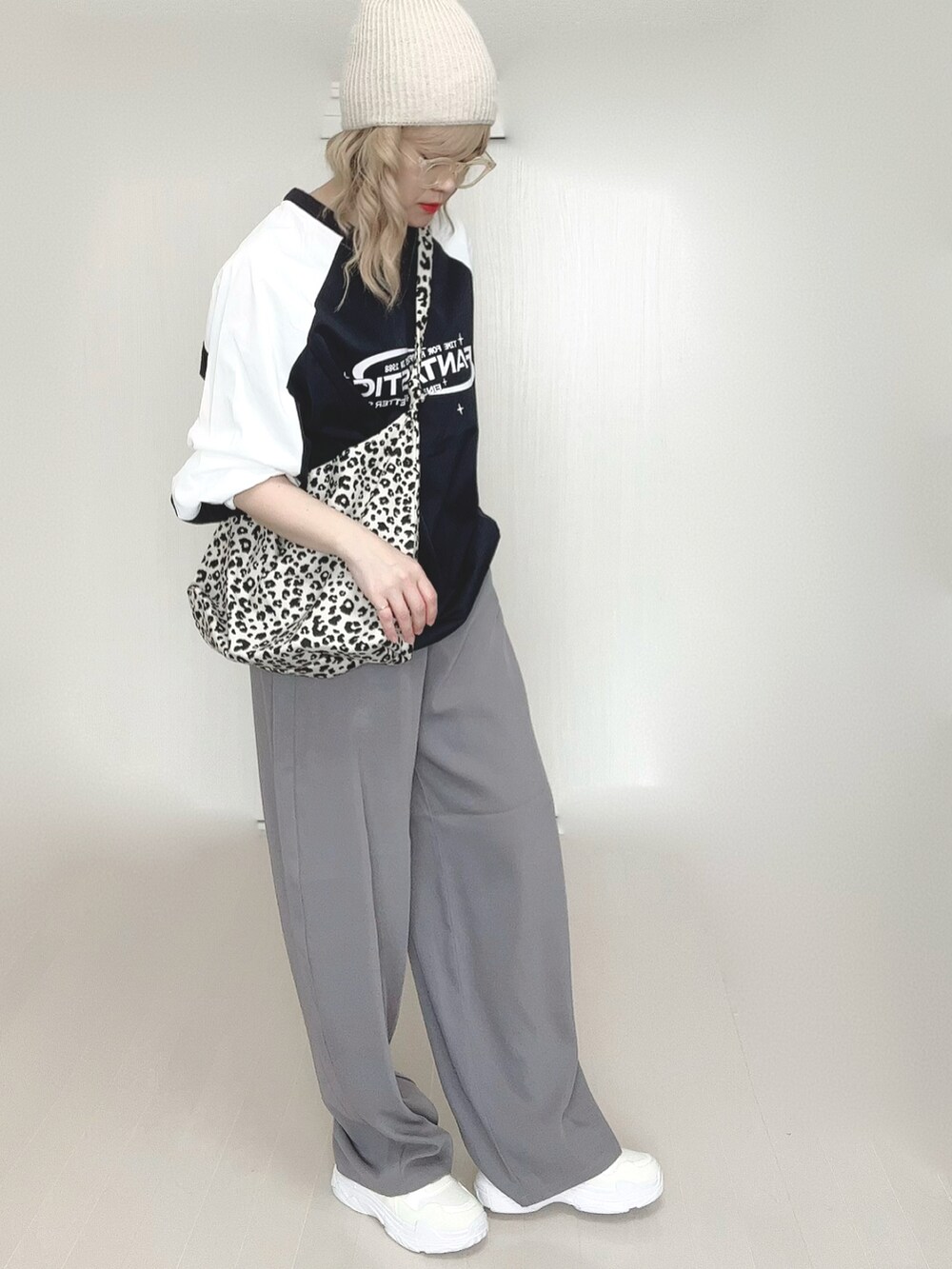 グレー系のその他パンツ、ホワイト系のスニーカー、ホワイト系のトートバッグを着用したレディースの春コーディネートの4枚目の写真