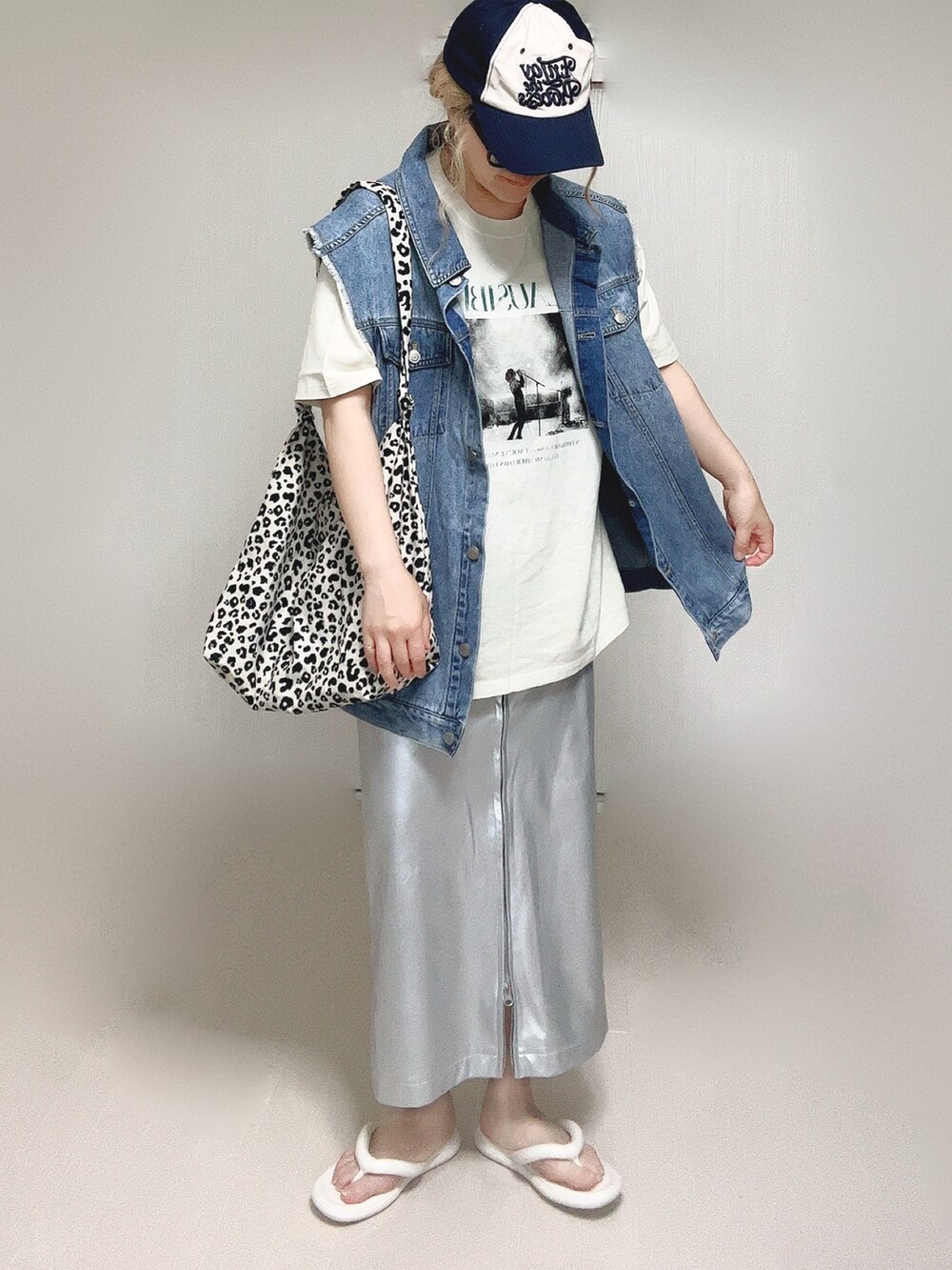 ホワイト系のTシャツ/カットソー、ブルー系のベスト、ホワイト系のトートバッグを着用したレディースの夏コーディネートの5枚目の写真