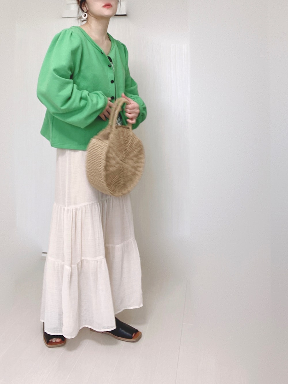 ブラック系のサンダル、ホワイト系のその他トップス、ホワイト系のスカートを着用したレディースの春コーディネートの4枚目の写真