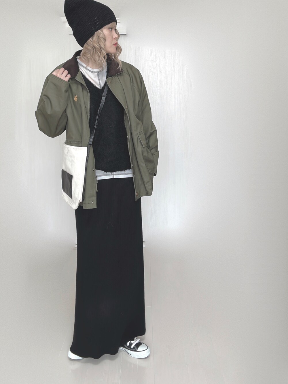 グリーン系のカバーオール、ブラック系のベスト、その他のその他トップスを着用したレディースの秋コーディネートの2枚目の写真