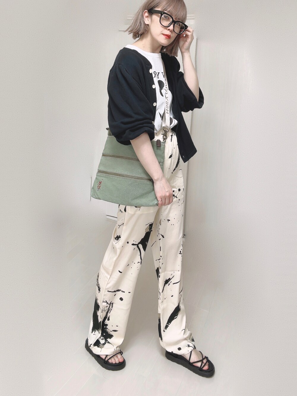 ブラック系のカーディガン/ボレロ、グリーン系のショルダーバッグ、ホワイト系のTシャツ/カットソーを着用したレディースの春コーディネートの3枚目の写真