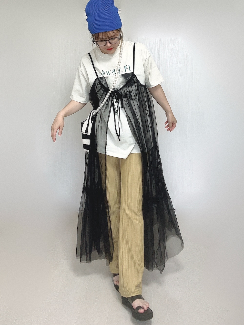 ホワイト系のTシャツ/カットソー、ホワイト系のショルダーバッグ、イエロー系のその他パンツを着用したレディースの夏コーディネートの4枚目の写真