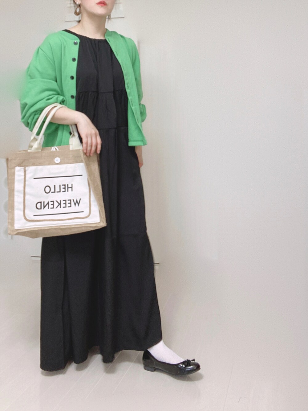 ブラック系のワンピース、ブラック系のカーディガン/ボレロ、ホワイト系のかごバッグを着用したレディースの夏コーディネートの5枚目の写真