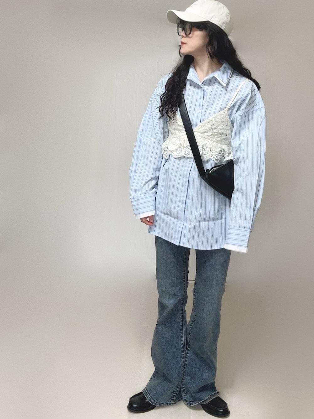 ブルー系のシャツ/ブラウス、ホワイト系のキャミソール、ブラック系のローファーを着用したレディースの春コーディネートの2枚目の写真