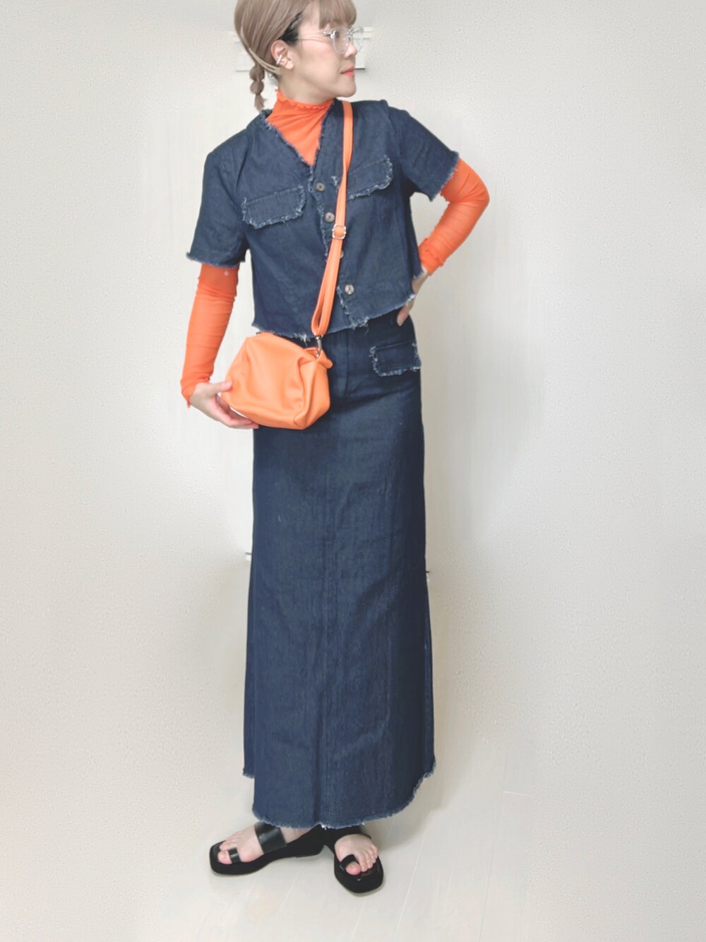 オレンジ系のTシャツ/カットソー、ブルー系のセットアップ、オレンジ系のショルダーバッグを着用したレディースの秋コーディネートの4枚目の写真