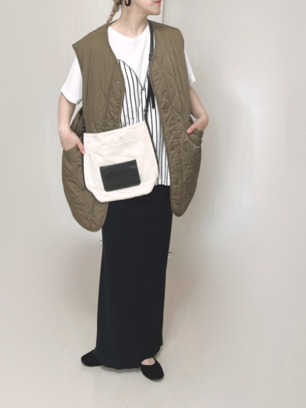 ホワイト系のTシャツ/カットソー、ホワイト系のショルダーバッグ、ブラック系のスカートを着用したレディースの夏コーディネートの5枚目の写真