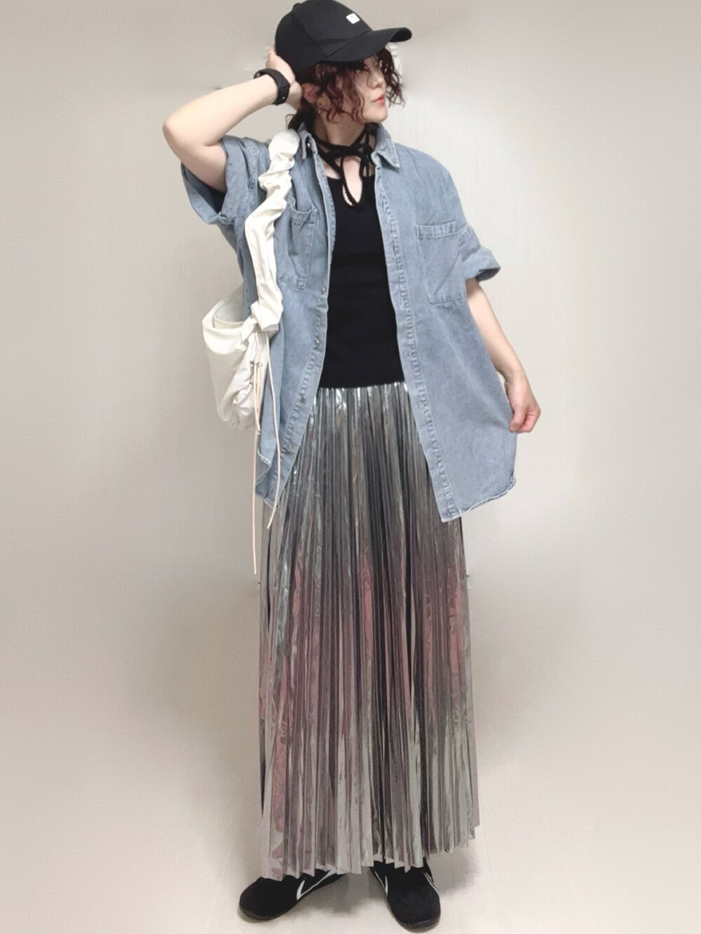 ブルー系のシャツ/ブラウス、ブラック系のタンクトップ、シルバー系のスカートを着用したレディースの夏コーディネートの4枚目の写真