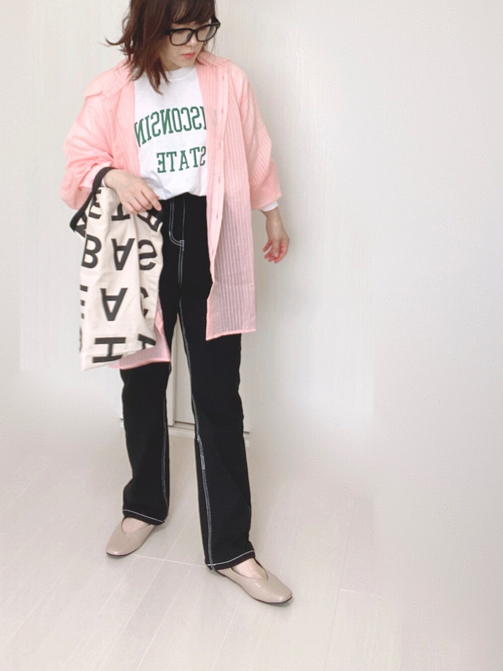 ホワイト系のTシャツ/カットソー、ピンク系のシャツ/ブラウス、グリーン系のハンドバッグを着用したレディースの秋コーディネートの3枚目の写真