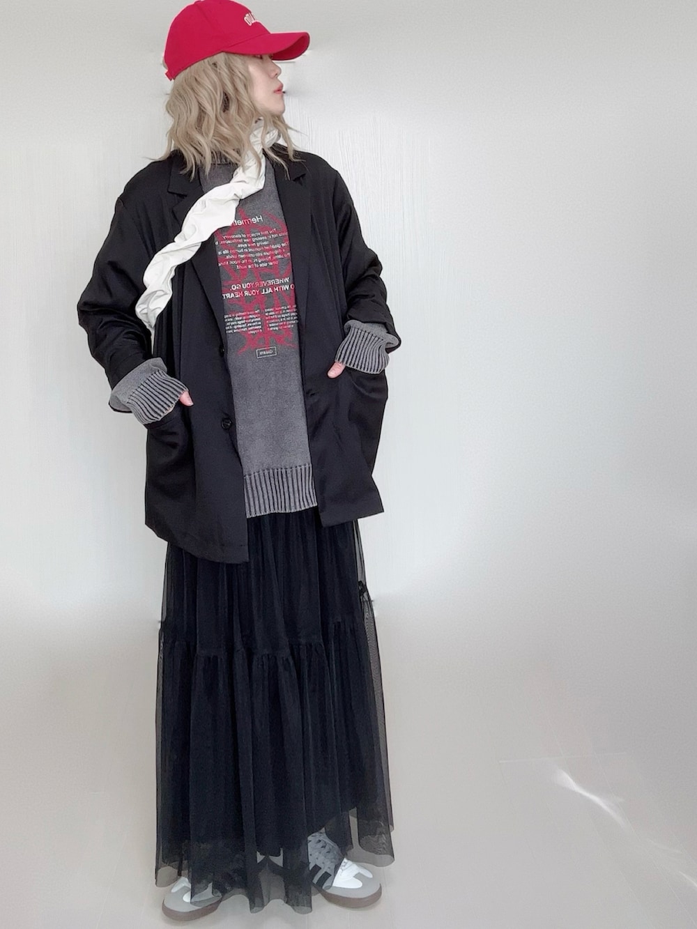 ブラック系のニット/セーター、ブラック系のテーラードジャケット、ブラック系のスカートを着用したレディースの冬コーディネートの4枚目の写真