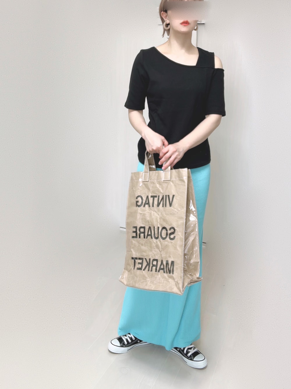 ブラック系のTシャツ/カットソー、ブルー系のスカート、グリーン系のトートバッグを着用したレディースの夏コーディネートの3枚目の写真