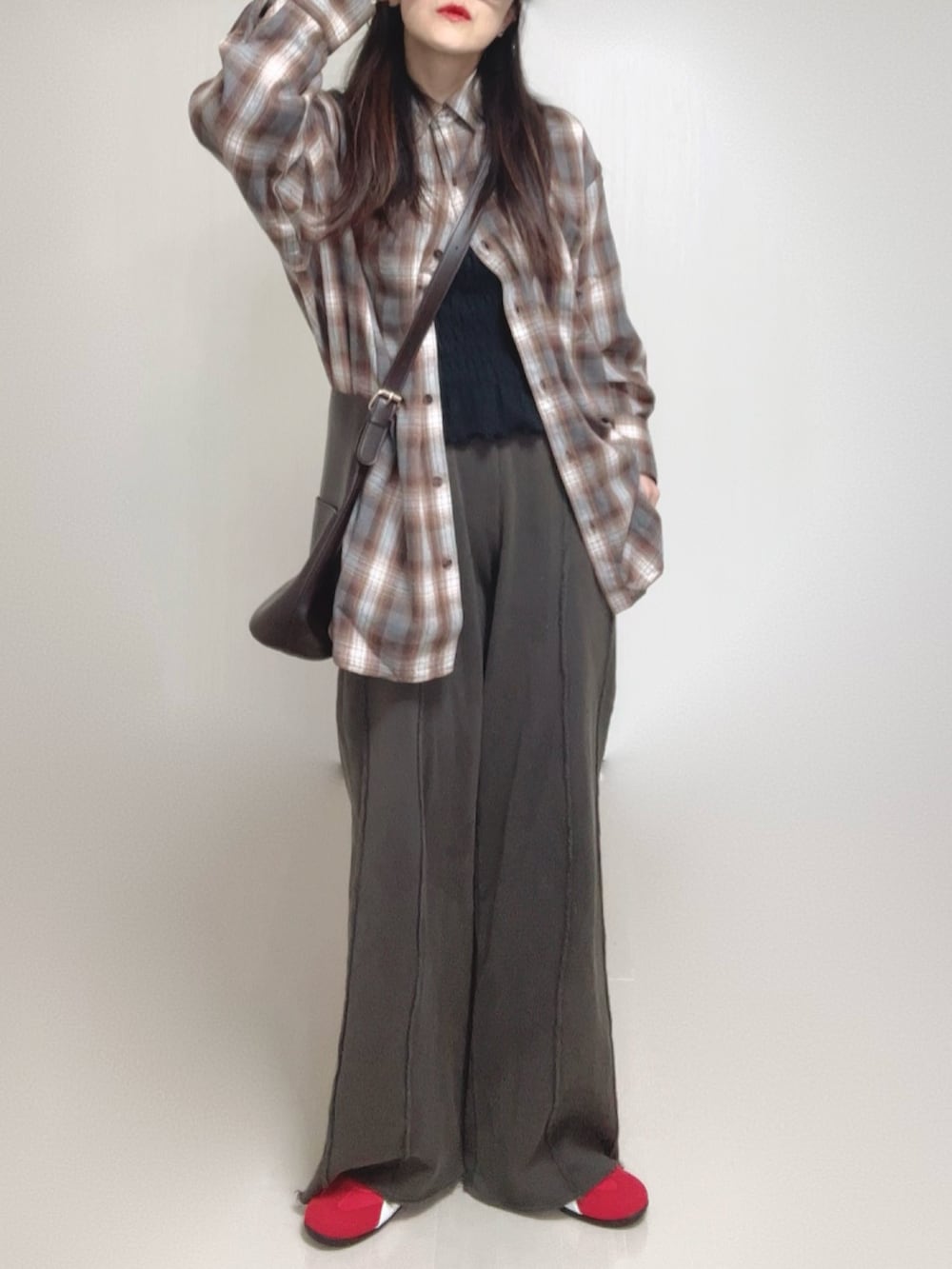 ブラック系のキャミソール、ブラウン系のシャツ/ブラウス、ブラック系のスウェットパンツを着用したレディースの秋コーディネートの3枚目の写真