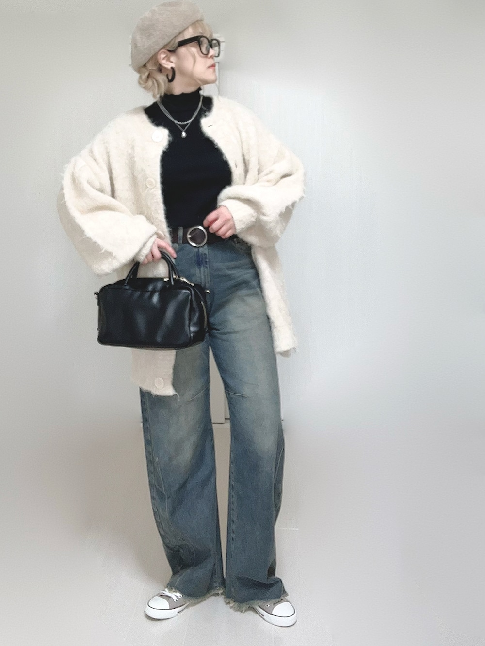 ブラック系のTシャツ/カットソー、ベージュ系のカーディガン/ボレロ、ブラック系のボストンバッグを着用したレディースの秋コーディネートの3枚目の写真