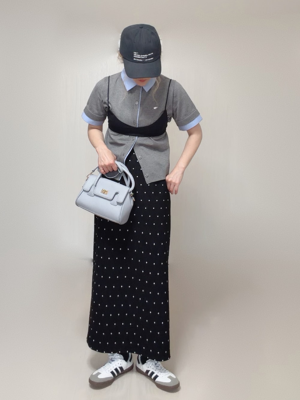 ブラック系のその他トップス、グレー系のカーディガン/ボレロを着用したレディースの夏コーディネートの5枚目の写真