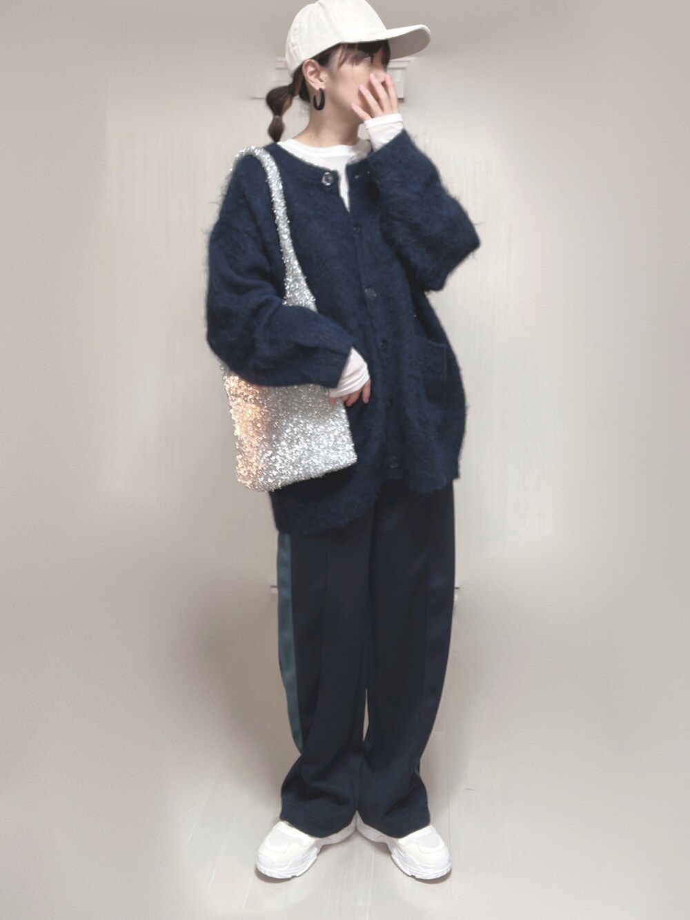 ブルー系のその他パンツ、ブルー系のカーディガン/ボレロ、ホワイト系のTシャツ/カットソーを着用したレディースの冬コーディネートの5枚目の写真