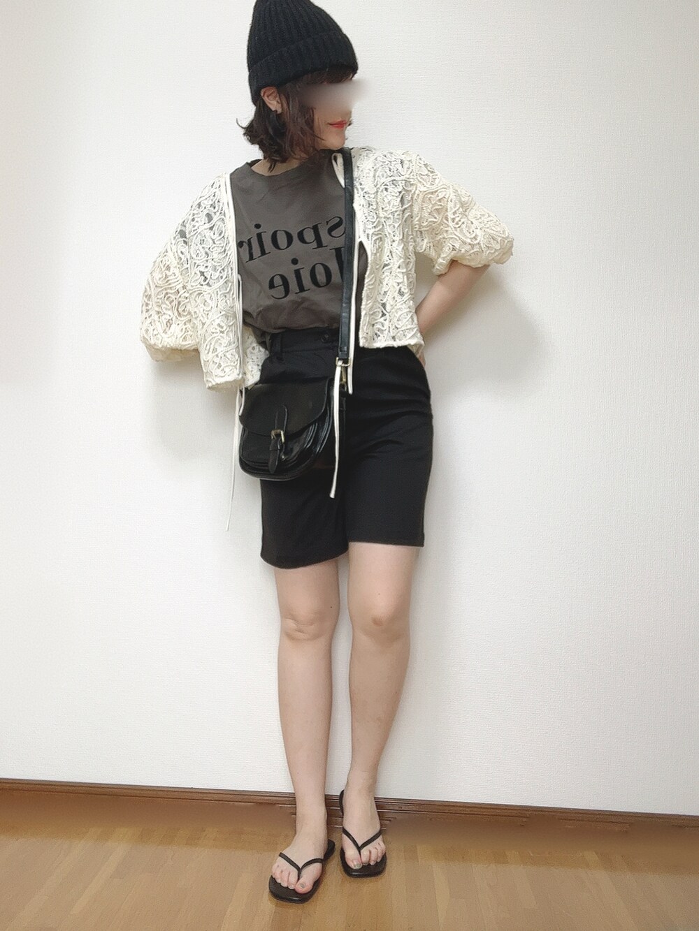 ホワイト系のシャツ/ブラウス、ブラック系のその他パンツ、ブラック系のショルダーバッグを着用したレディースの夏コーディネートの3枚目の写真