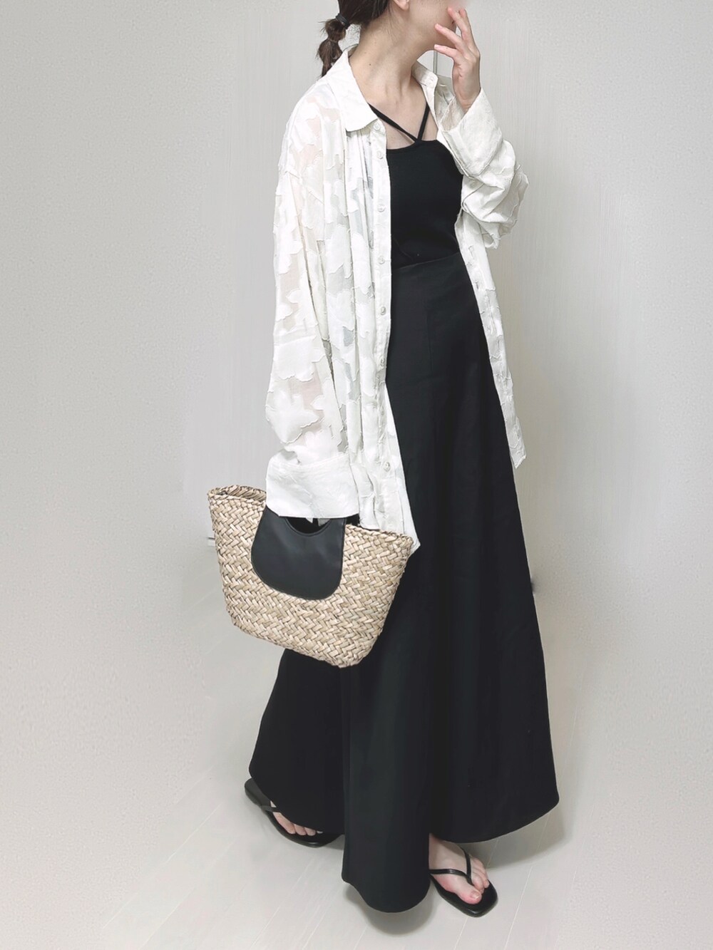 ブラック系のスカート、ホワイト系のシャツ/ブラウス、ブラック系のキャミソールを着用したレディースの夏コーディネートの4枚目の写真