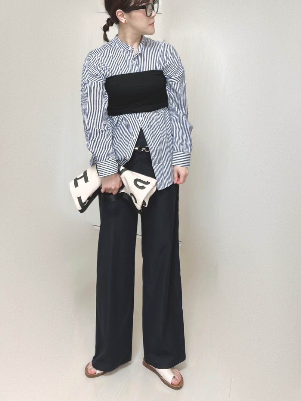 ブルー系のスラックス、ブルー系のシャツ/ブラウス、ホワイト系のトートバッグを着用したレディースの夏コーディネートの2枚目の写真