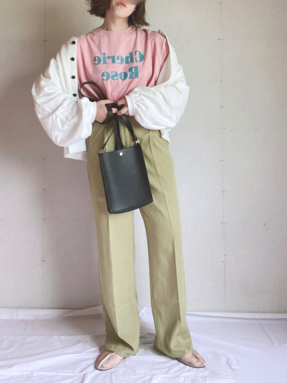 ブラック系のカーディガン/ボレロ、ピンク系のTシャツ/カットソー、グリーン系のスラックスを着用したレディースの夏コーディネートの4枚目の写真