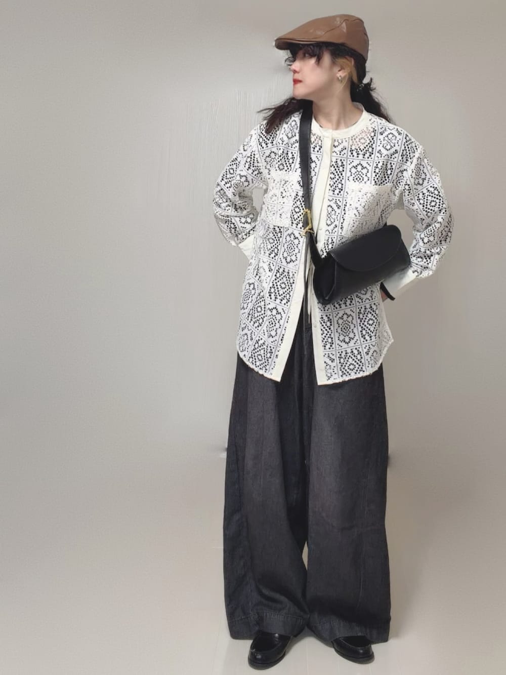 ホワイト系のシャツ/ブラウス、ブラック系のTシャツ/カットソー、ブラック系のデニムパンツを着用したレディースの秋コーディネートの2枚目の写真