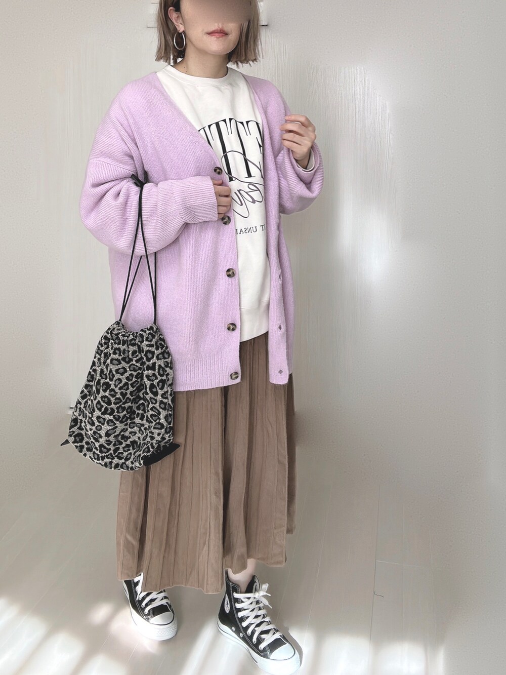 パープル系のカーディガン/ボレロ、その他のエコバッグ/サブバッグ、ブラウン系のスカートを着用したレディースの冬コーディネートの5枚目の写真