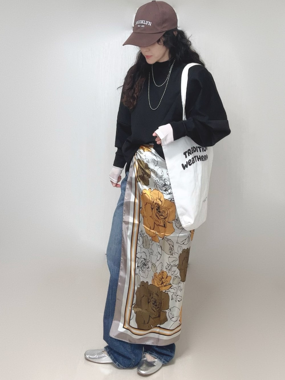 ブラック系のスウェット、ホワイト系のトートバッグ、シルバー系のパンプスを着用したレディースの春コーディネートの5枚目の写真