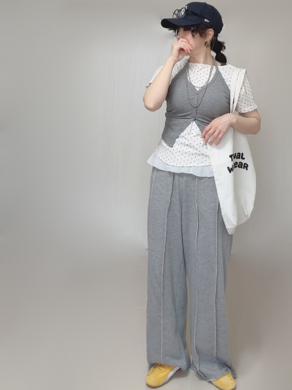 グレー系のスウェットパンツ、ホワイト系のTシャツ/カットソー、イエロー系のスニーカーを着用したレディースの夏コーディネートの3枚目の写真