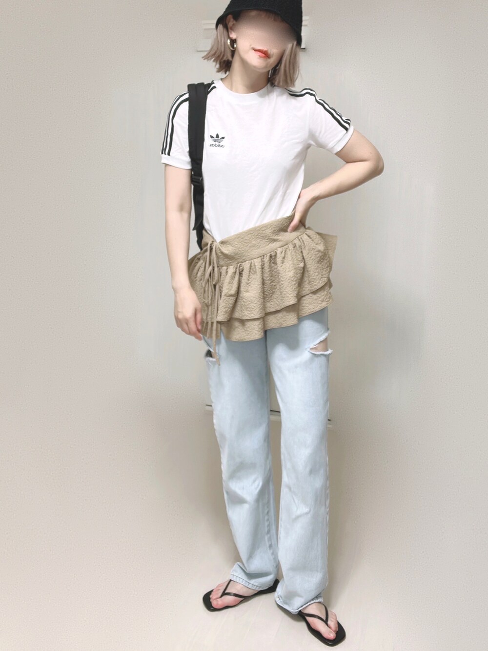 ブラック系のバックパック/リュック、ホワイト系のTシャツ/カットソー、ベージュ系のキャミソールを着用したレディースの夏コーディネートの4枚目の写真