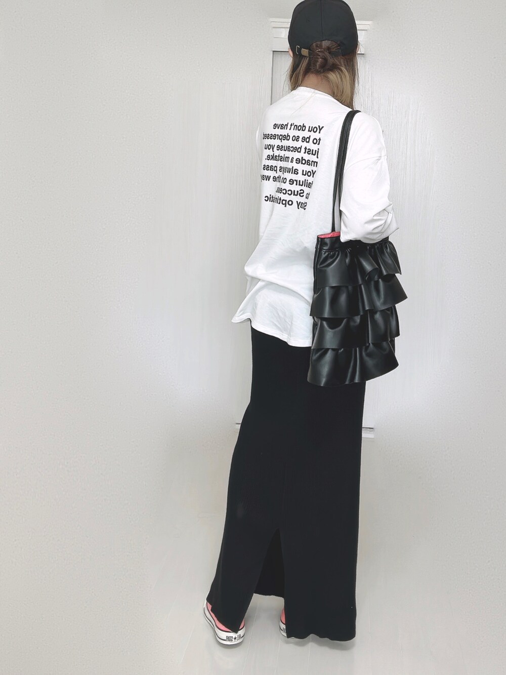 ブラック系のスカート、ピンク系のスニーカーを着用したレディースの秋コーディネートの4枚目の写真