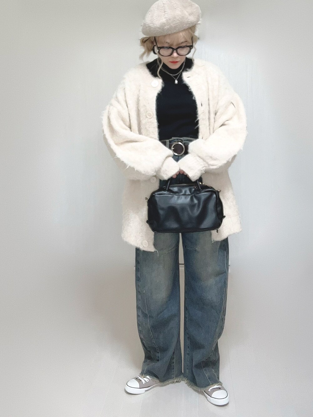 ブラック系のTシャツ/カットソー、ベージュ系のカーディガン/ボレロ、ブラック系のボストンバッグを着用したレディースの秋コーディネートの2枚目の写真