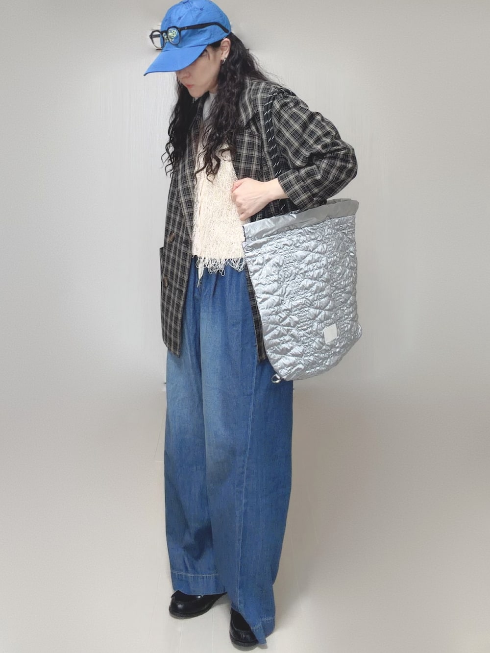 ホワイト系のベスト、ホワイト系のTシャツ/カットソー、ブラック系のテーラードジャケットを着用したレディースの春コーディネートの2枚目の写真