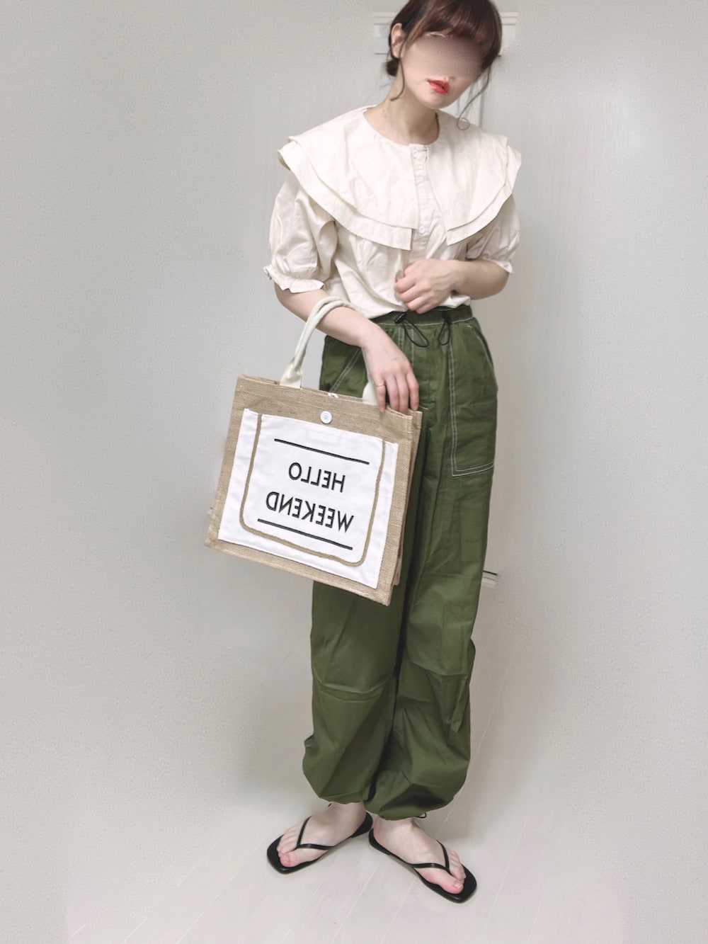 グリーン系のカーゴパンツ、ベージュ系のシャツ/ブラウス、ホワイト系のかごバッグを着用したレディースの春コーディネートの3枚目の写真