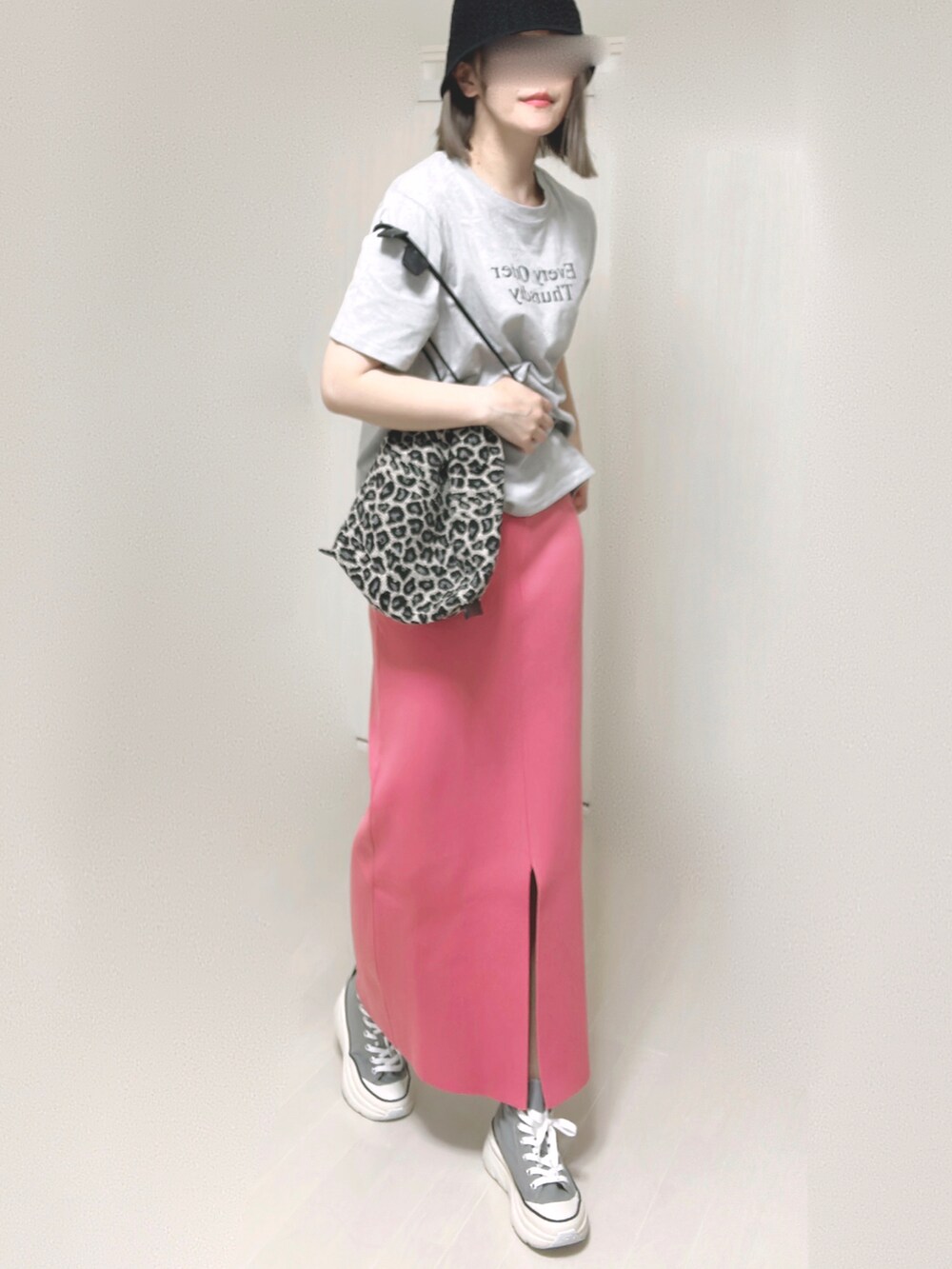 ピンク系のスカート、その他のエコバッグ/サブバッグ、グレー系のスニーカーを着用したレディースの夏コーディネートの5枚目の写真