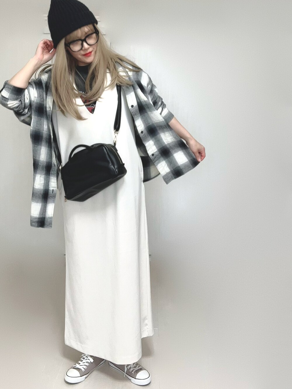 ホワイト系のワンピース、ホワイト系のシャツ/ブラウス、グレー系のTシャツ/カットソーを着用したレディースの春コーディネートの4枚目の写真