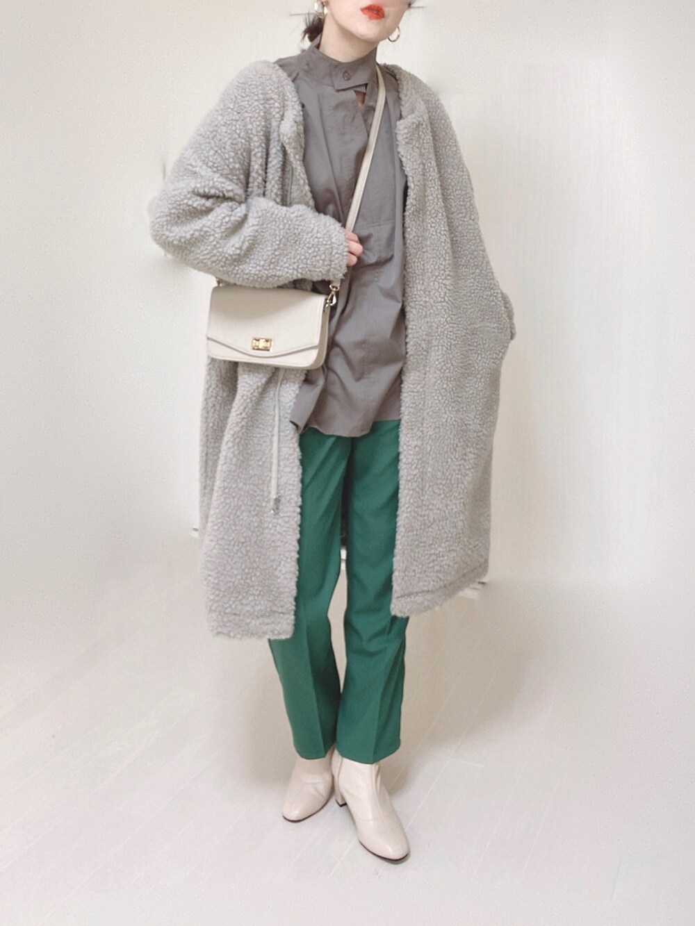 グレー系のシャツ/ブラウス、ベージュ系のノーカラーコート、ベージュ系のショルダーバッグを着用したレディースの秋コーディネートの3枚目の写真