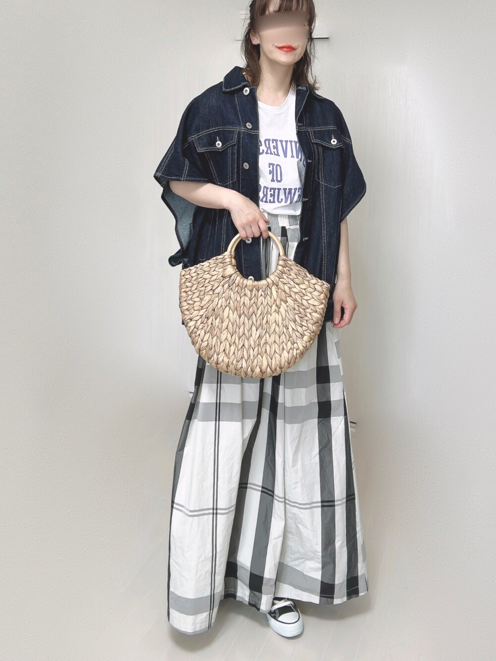 ブルー系のベスト、ホワイト系のTシャツ/カットソー、ベージュ系のかごバッグを着用したレディースの夏コーディネートの3枚目の写真