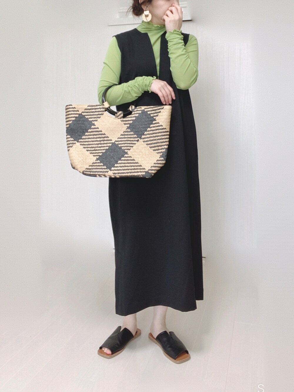 ブラック系のワンピース、ブラック系のトートバッグ、ブラック系のサンダルを着用したレディースの春コーディネートの5枚目の写真