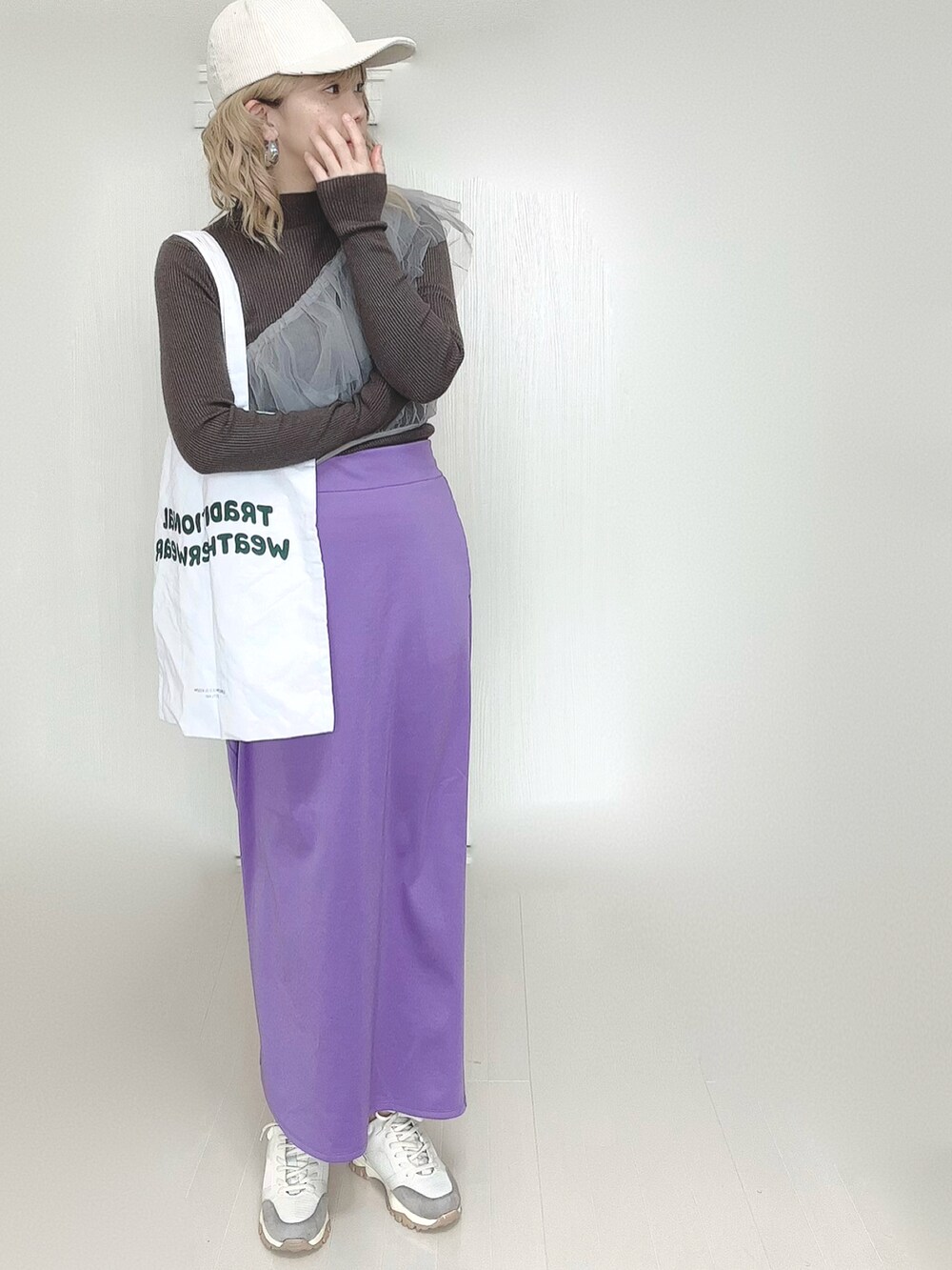 ホワイト系のトートバッグ、パープル系のスカート、ベージュ系のスニーカーを着用したレディースの春コーディネートの4枚目の写真