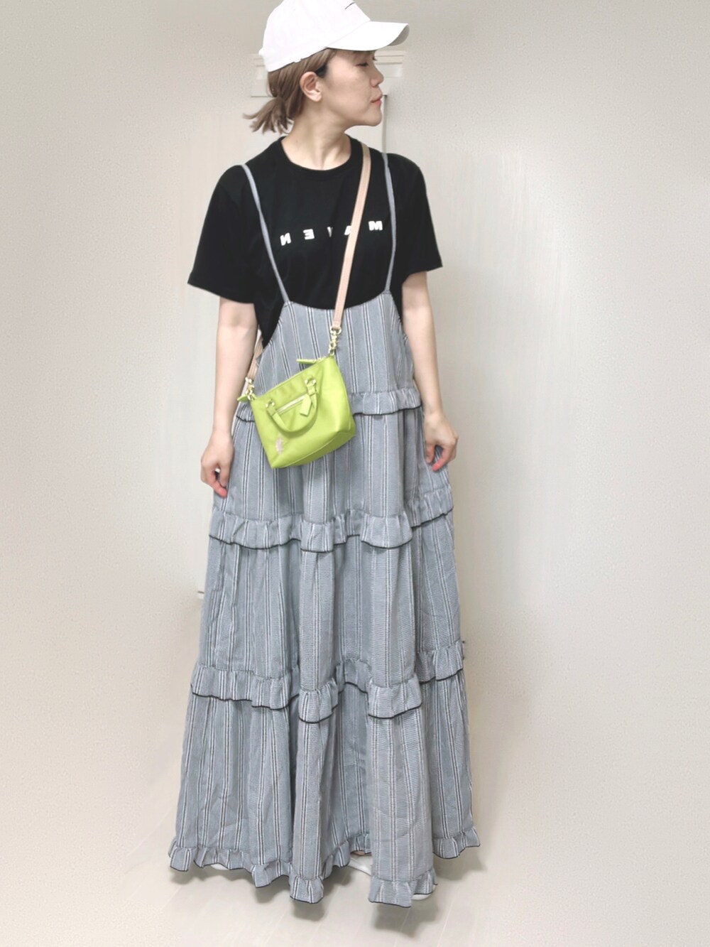 グリーン系のショルダーバッグ、ブラック系のTシャツ/カットソー、ブラック系のワンピースを着用したレディースの夏コーディネートの5枚目の写真