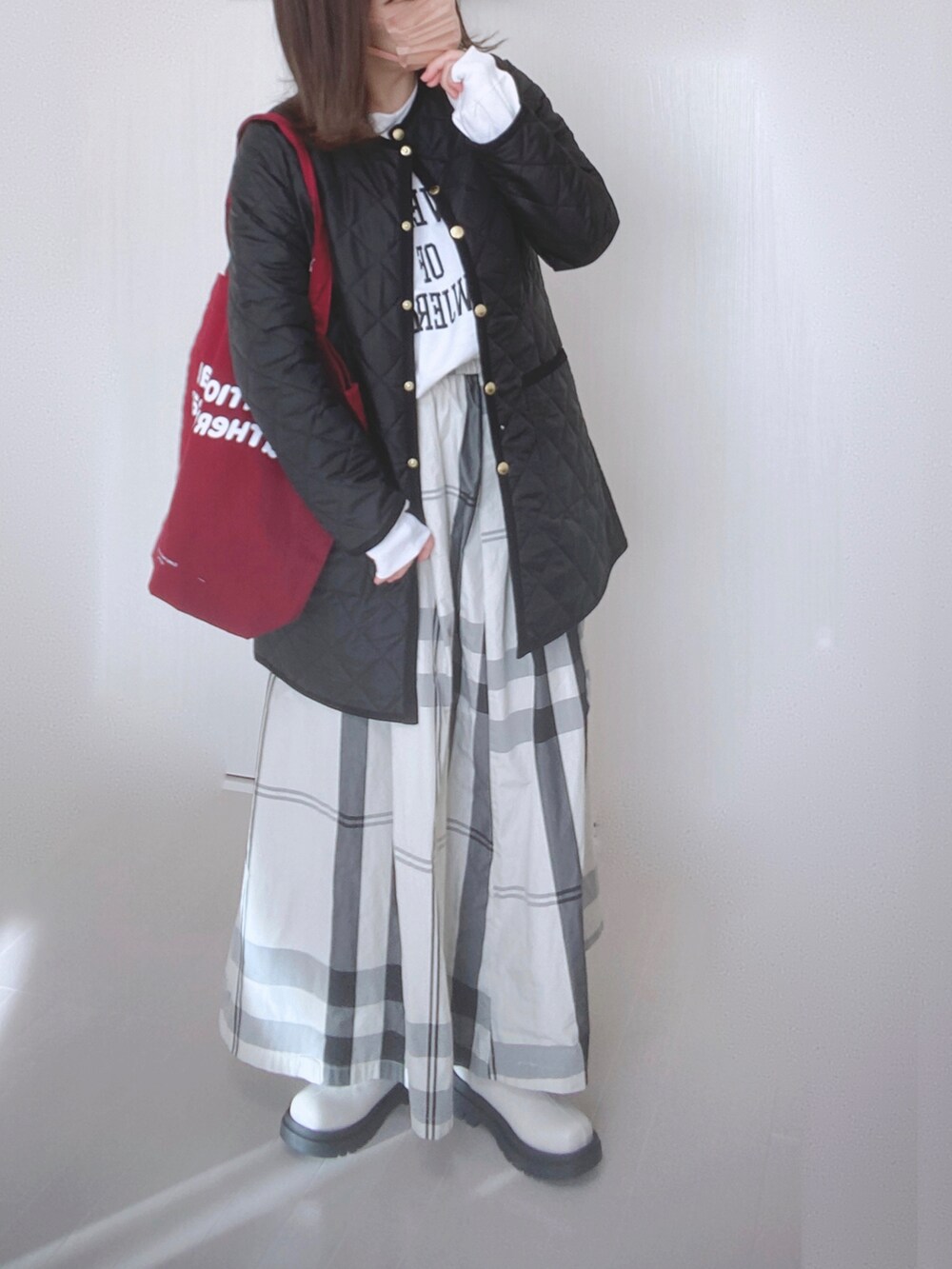 ブラック系のその他アウター、レッド系のトートバッグ、ホワイト系のスウェットを着用したレディースの秋コーディネートの4枚目の写真