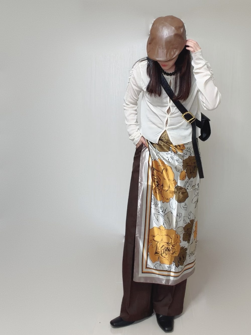 ホワイト系のカーディガン/ボレロ、ブラウン系のその他パンツ、ブラック系のスリッポンを着用したレディースの秋コーディネートの3枚目の写真