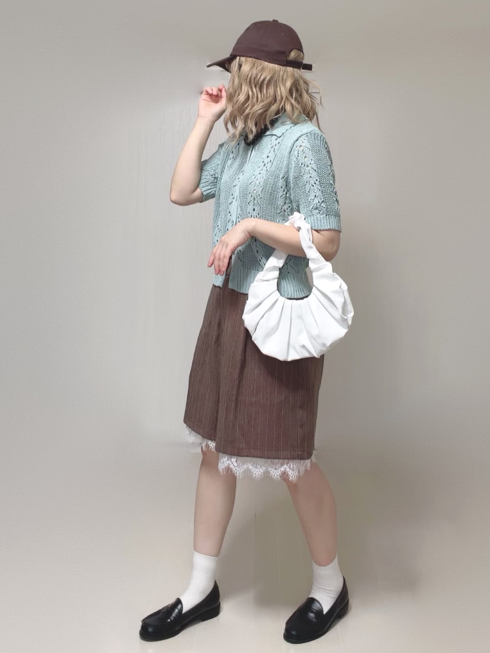 グリーン系のカーディガン/ボレロ、ブラウン系のその他パンツ、ブラック系のローファーを着用したレディースの夏コーディネートの3枚目の写真