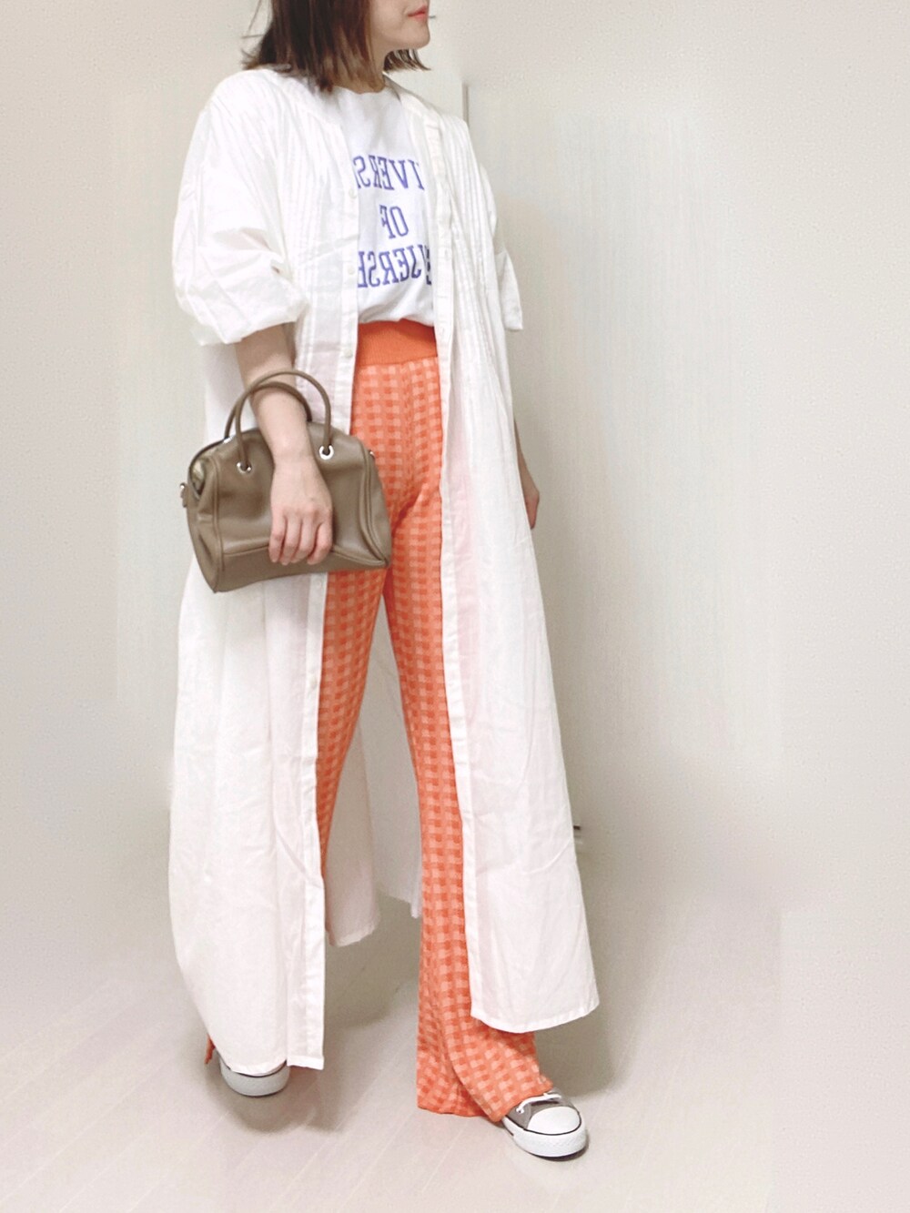 オレンジ系のその他パンツ、ホワイト系のTシャツ/カットソー、ホワイト系のシャツワンピースを着用したレディースの夏コーディネートの3枚目の写真