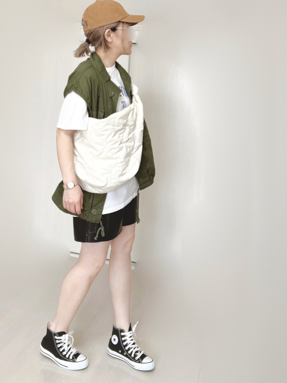 ホワイト系のTシャツ/カットソー、グリーン系のその他アウター、ホワイト系のショルダーバッグを着用したレディースの春コーディネートの5枚目の写真