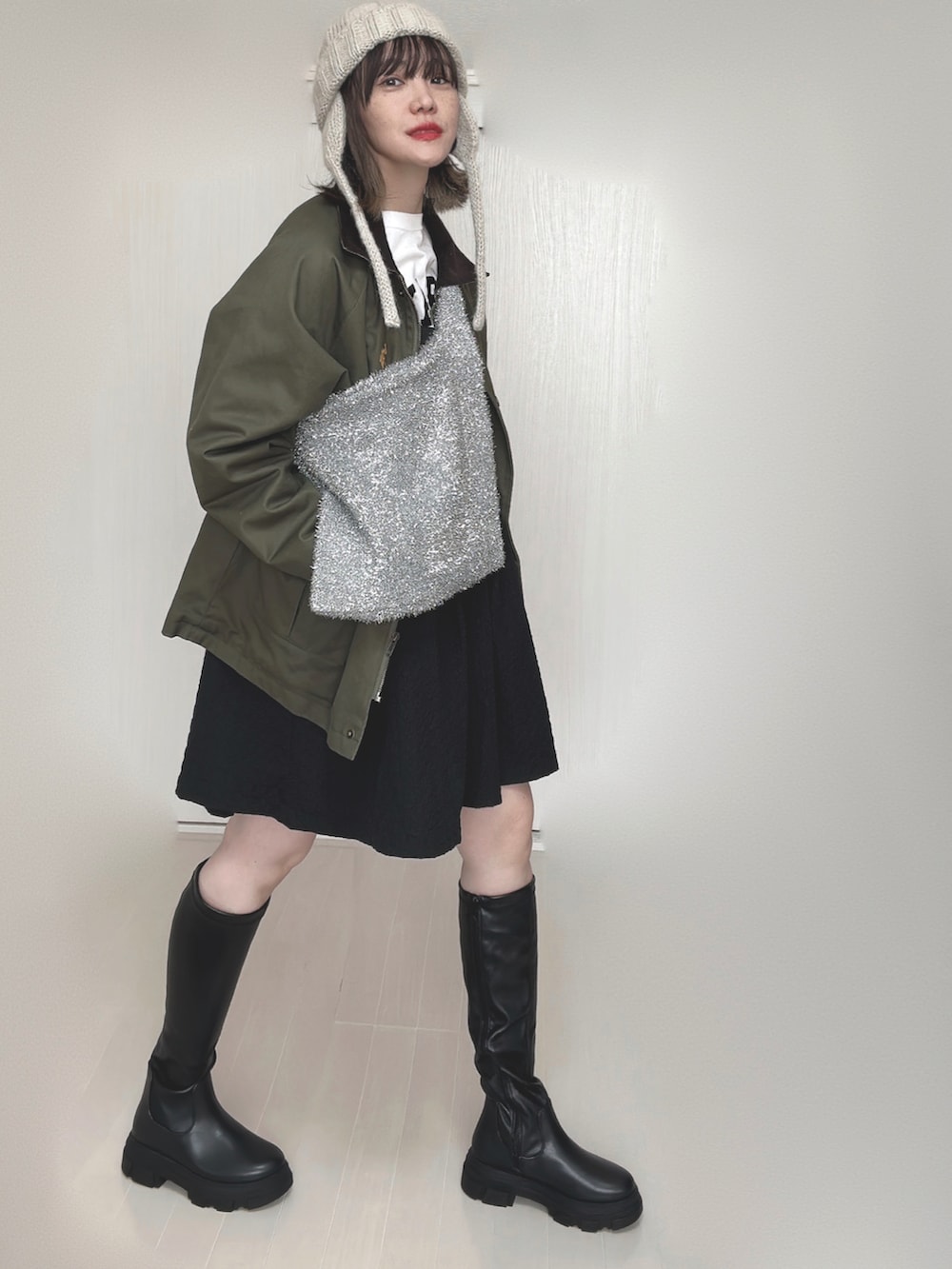 ブラック系のブーツ、グリーン系のカバーオール、ホワイト系のTシャツ/カットソーを着用したレディースの秋コーディネートの3枚目の写真